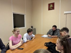 Молодые парламентарии посетили заседание с заместителем главы управы района. Фото: страница Молпалаты в социальных сетях