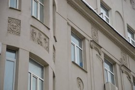 Специалисты ГБУ «Жилищник» проверили дома на безопасность в районе. Фото: Анна Быкова, «Вечерняя Москва»