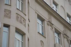 Специалисты ГБУ «Жилищник» проверили дома на безопасность в районе. Фото: Анна Быкова, «Вечерняя Москва»
