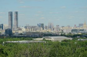 Здание в Пресненском районе оборудовали архитектурно-художественной подсветкой. Фото: Анна Быкова, «Вечерняя Москва»