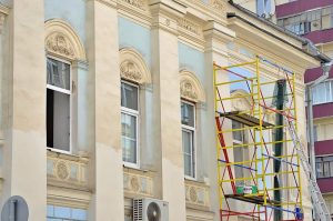 Специалисты отреставрируют пилоны ворот дома со львами в районе. Фото: Анна Быкова, «Вечерняя Москва»