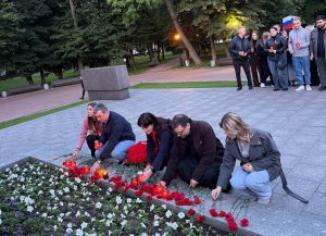 Молодые парламентарии района почтили память героев на акции «Свеча памяти». Фото: страница Молпалаты в социальных сетях
