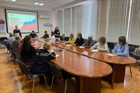 Участники молодежной палаты района провели викторину о флаге России. Фото: страница молодежной палаты Пресненского района в социальных сетях.