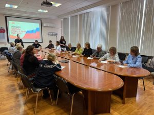 Участники Молодежной палаты района провели викторину о флаге России. Фото: страница молодежной палаты Пресненского района в социальных сетях.