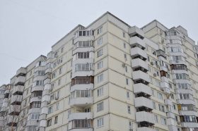Сотрудники ГБУ «Жилищник Пресненского района» проверили дома на безопасность в районе. Фото: Анна Быкова, «Вечерняя Москва»