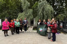 Активисты Молодежной палаты возложили цвету к могилам погибших актеров. Фото: страница Молодежной палаты Пресненского района в социальных сетях.