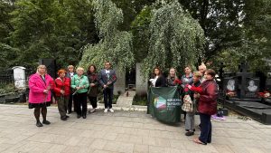 Активисты Молодежной палаты возложили цвету к могилам погибших актеров. Фото: страница Молодежной палаты Пресненского района в социальных сетях.
