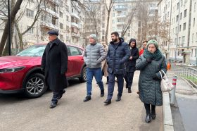 Глава управы Пресненского района провел обход территории. Фото: страница управы Пресненского района в социальных сетях