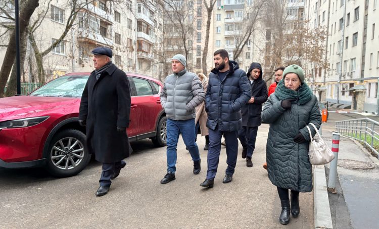 Глава управы Пресненского района провел обход территории. Фото: страница управы Пресненского района в социальных сетях