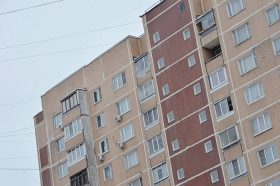 Специалисты ГБУ «Жилищник» осуществили проверку безопасности домов. Фото: Анна Быкова, «Вечерняя Москва»