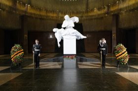 Судьи Москвы почтили память героев на Поклонной горе. Фото: пресс-служба департамента по обеспечению деятельности мировых судей города Москвы