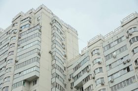 Сотрудники ГБУ «Жилищник Пресненского района» проинспектировали дома на безопасность. Фото: Анна Быкова, «Вечерняя Москва»