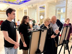 Открытие выставки «Единство ради Победы» молодых парламентариев состоялось в Общественной палате РФ. Фото: страница молодежной палаты Пресненского района в социальных сетях