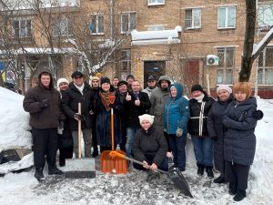 Молодые парламентарии приняли участие в уборке снега в Пресненском районе. Фото: страница Молодежной палаты Пресненского района в социальных сетях