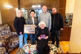 Сотрудники МГЮА поздравили со 100-летним юбилеем бывшую сотрудницу Ермакову. Фото: сайт МГЮА