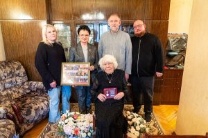 Сотрудники МГЮА поздравили со 100-летним юбилеем бывшую сотрудницу Ермакову. Фото: сайт МГЮА