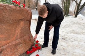 Возложение цветов к мемориалу прошло в Пресненском районе. Фото: официальная страница учреждения в социальных сетях
