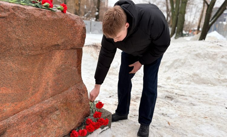 Возложение цветов к мемориалу прошло в Пресненском районе. Фото: официальная страница учреждения в социальных сетях